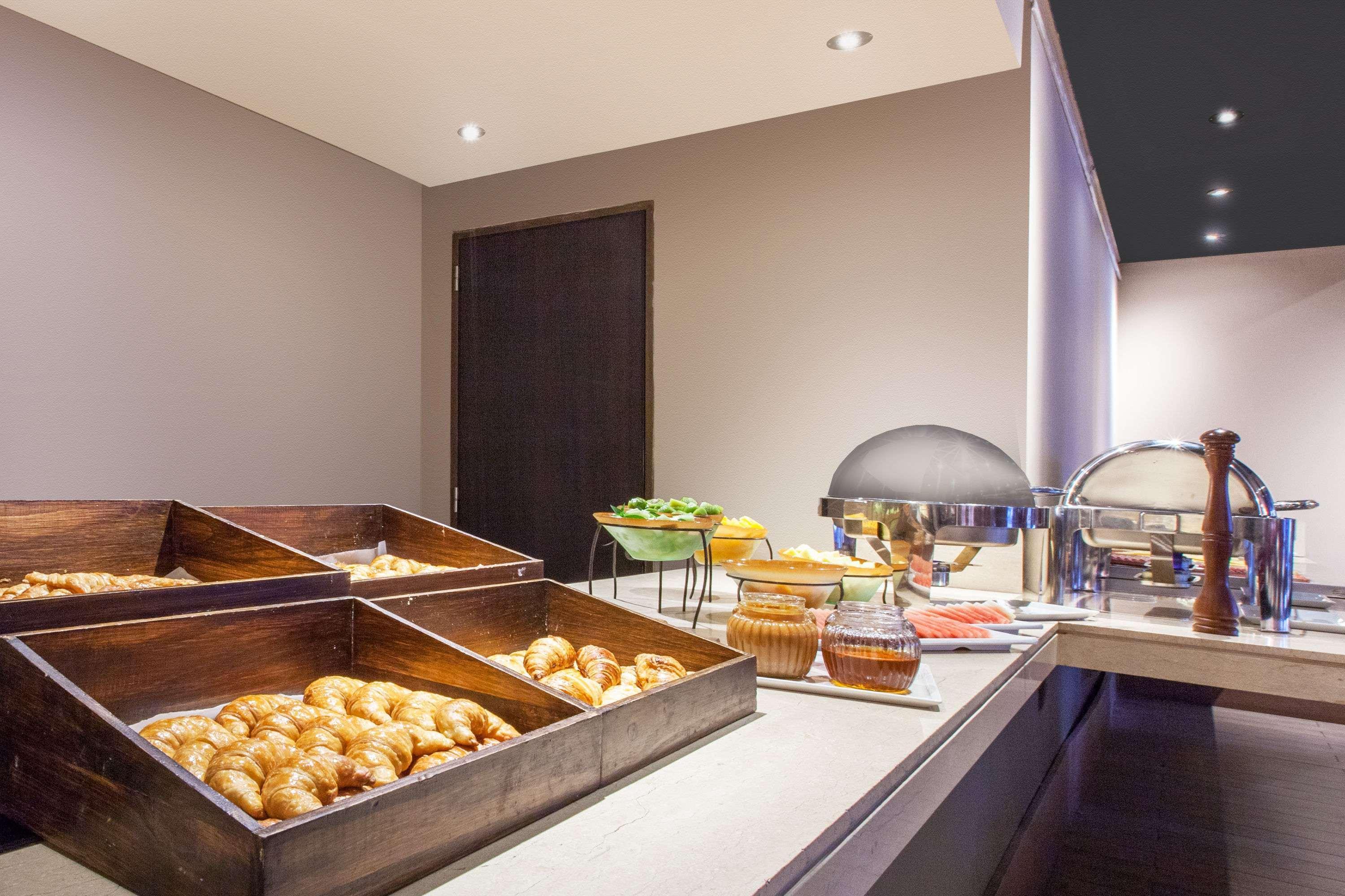 蒂格雷温德姆诺代尔塔酒店 - 布宜诺斯艾利斯 外观 照片 A buffet at a hotel