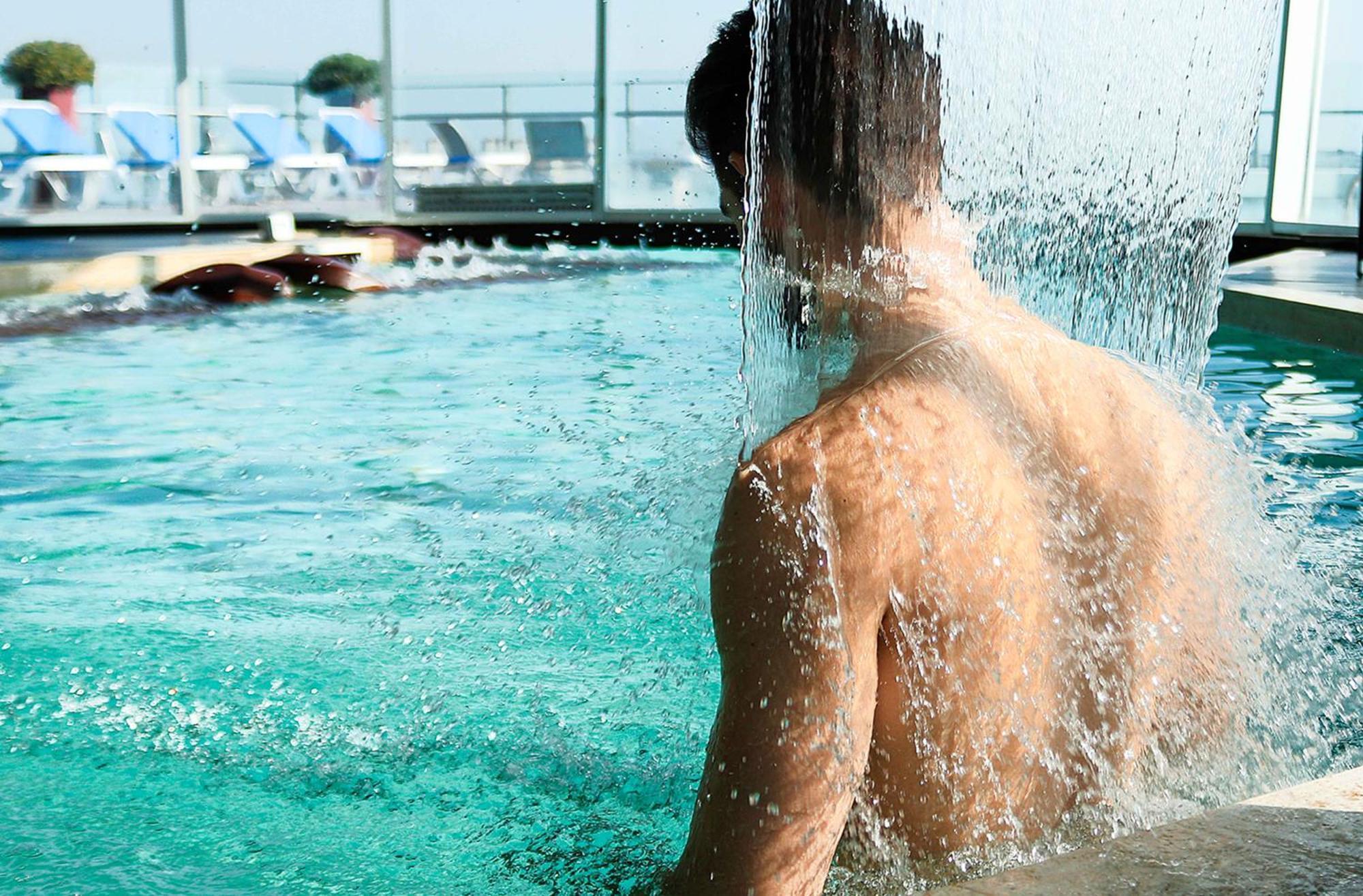 蒂格雷温德姆诺代尔塔酒店 - 布宜诺斯艾利斯 外观 照片 A man in a swimming pool